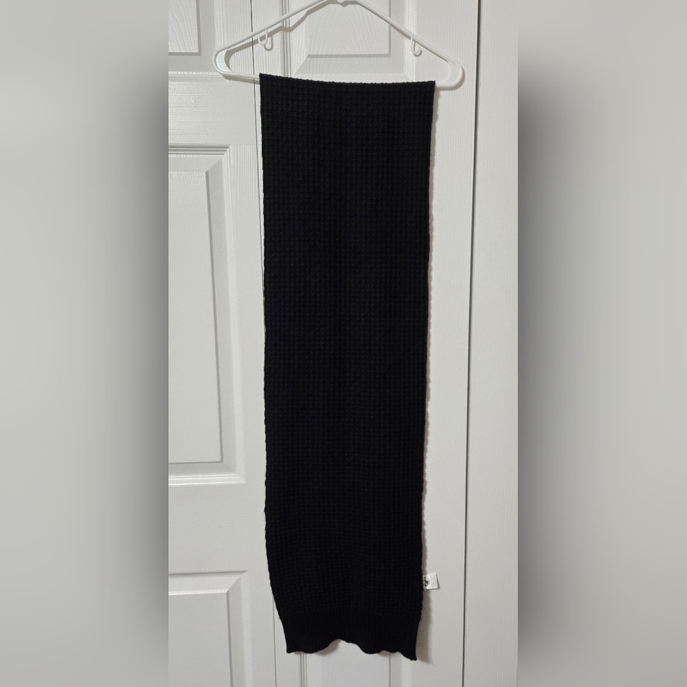 Elegant Black Waffle Knit Scarf, Zaitun Apparel Vintage Retro Design